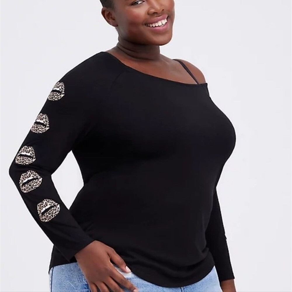 torrid Black Off-Shoulder Long Sleeve Tee with Leopard Lip Accents